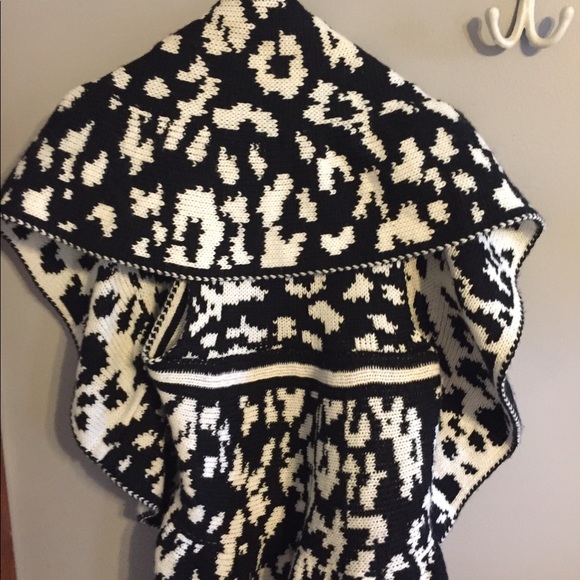 JohnPaulRichard BlackWhite Sweater Cardigan Vest - Picture 2 of 2